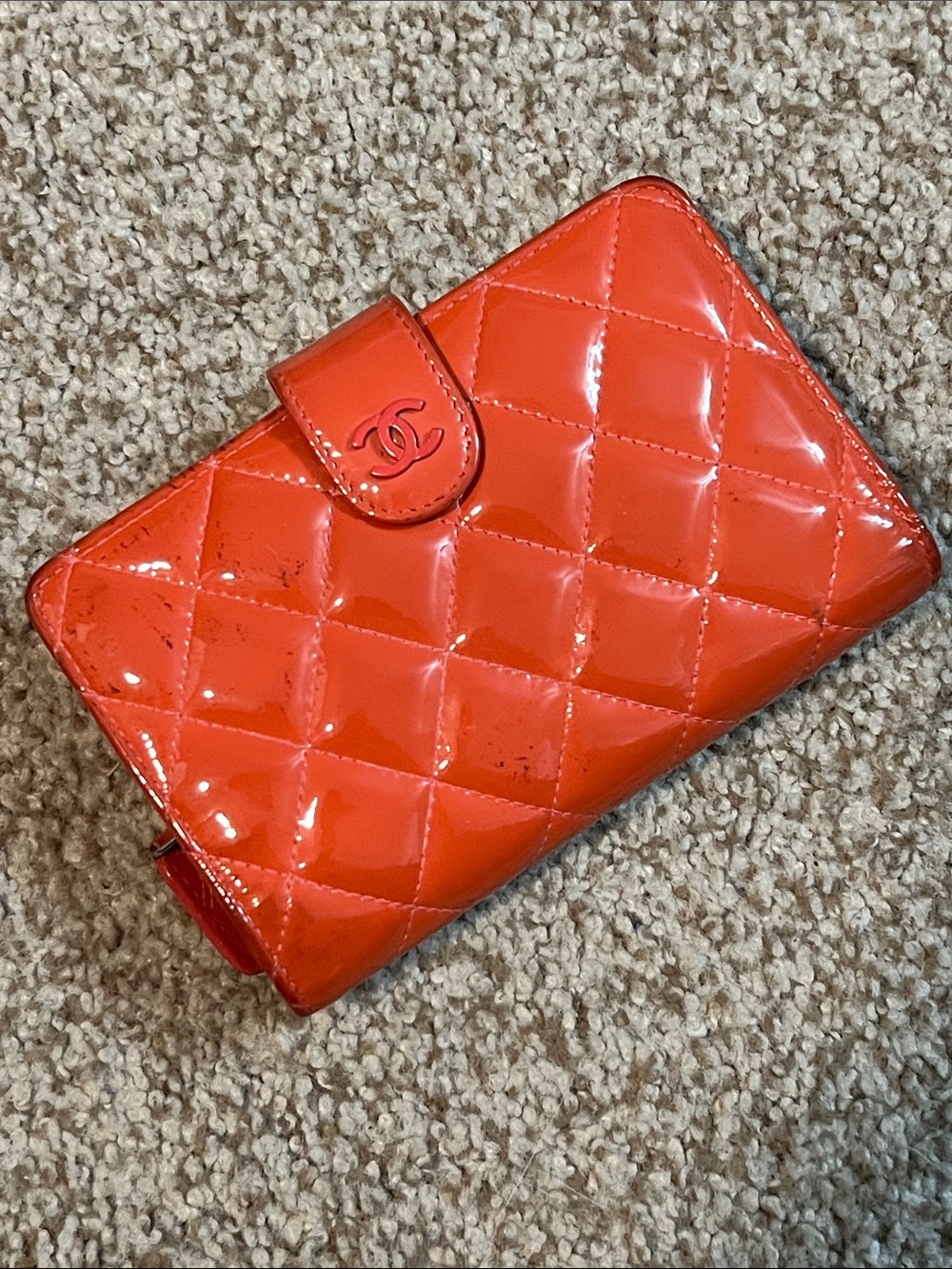🪸 CHANEL Patent Quilted Zip Pocket Compact Wallet Coral